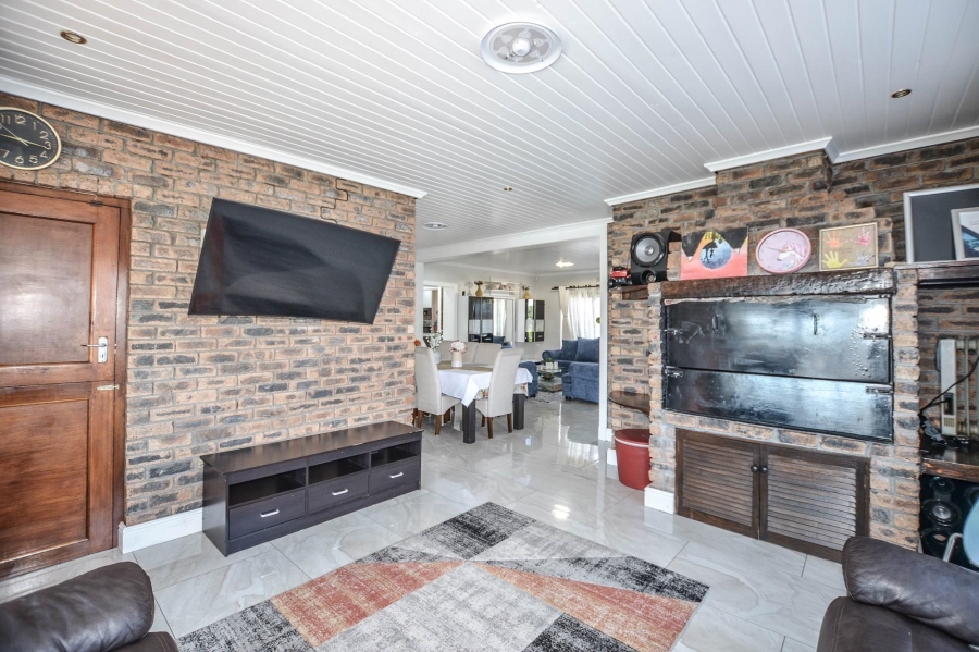 6 Bedroom Property for Sale in De Tijger Western Cape